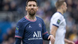 Lionel Messi rời Paris trở về Barcelona