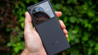 Vivo X80 Pro chính thức vươn ra toàn cầu với camera hàng đầu, cảm biến vân tay siêu lớn