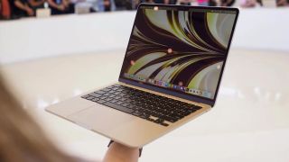 Apple xác nhận ngày mở đặt hàng và lên kệ chính thức Macbook Air M2 khiến dân tình 'sốt xình xịch'