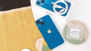 Dân tình ố á trước chiếc iPhone 13 giá rẻ như cho cuối tháng 8/2022, đè bẹp Xiaomi 12