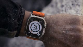 Apple ra mắt Apple Watch Ultra với thiết kế màn hình lớn, dành cho vận động viên và nhà thám hiểm