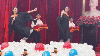 Netizen thích thú trước cảnh Tiểu Vy cực nhỉ nhảnh khi dự lễ tốt nghiệp