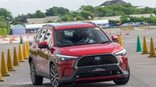 Giá lăn bánh Toyota Corolla Cross tháng 11: 'Đe nẹt' tân binh Nissan Kicks