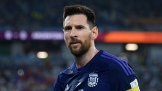 Argentina vượt qua vòng bảng, Messi vẫn tạo kỷ lục buồn trong lịch sử World Cup