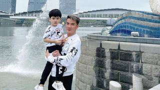 Bé Polo Huỳnh chưa đầy 4 tuổi đã mạnh dạn theo chân Đàm Vĩnh Hưng đi nước ngoài lưu diễn