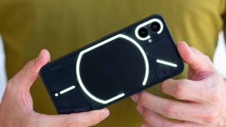Nothing Phone 2 dùng chip Snapdragon 8 Gen 2 phả hơi nóng lên iPhone 14 Pro Max và Galaxy S23 Ultr