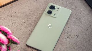 Motorola Edge 40 vừa ra mắt với 3 màu sắc bắt mắt, mặt lưng bằng da thuần chay sang chảnh