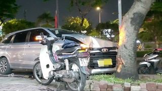 TP.HCM: Điều tra làm rõ vụ tài xế ô tô công nghệ nghi bị cướp, lao xe vào gốc cây