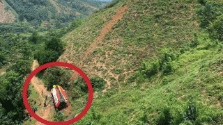 Phú Thọ: Xe ô tô du lịch chở hơn 30 người lao mạnh xuống tuyến đường đất phía dưới chân đồi cách 50m