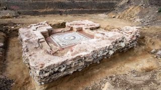 Ly kỳ lăng mộ La Mã 2.000 tuổi hiện lên lồ lộ từ đống đổ nát giữa thủ đô nước Anh