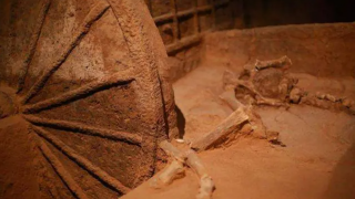 Một món đồ thời hiện đại được tìm thấy trong mộ cổ 2000 năm, phát hiện ra bí mật kinh hoàng phía sau