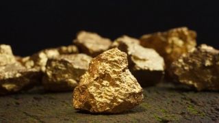 Bẻ đôi cục đá lạ, người đàn ông phát hiện 2,6 kg vàng bên trong có giá trị 3,8 tỷ đồng