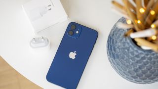 iPhone 12 giảm kỷ lục 12 triệu đồng, giá rẻ hấp dẫn hút khách Việt, ‘đá bay’ Galaxy S22 Plus