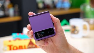 Trên tay Motorola Razr 40 màu tím ‘mộng mơ’, đối thủ tầm trung của Galaxy Z Flip4 có gì hấp dẫn?
