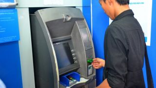 3 điều quan trọng nhất định phải làm sau khi rút tiền xong tại máy ATM mà ít người để ý