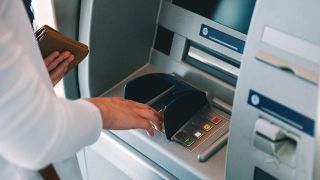 Rút tiền tại cây ATM, tài khoản đã trừ tiền nhưng ATM không nhả tiền, làm cách này để lấy lại