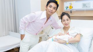 Khánh Thi ‘vượt cạn’ lần thứ 3 ở tuổi 41, phản ứng của chồng trẻ Phan Hiển gây sốt CĐM