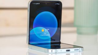 Giá Galaxy Z Flip5 cuối tháng 9 giảm khủng gần 7 triệu, giá rẻ hấp dẫn đe nẹt iPhone 14