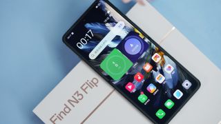 Kẻ địch giá rẻ của Galaxy Z Flip5 lộ camera như iPhone 15 Pro, hứa hẹn cho ngôi vua máy gập