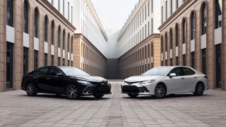 Giá lăn bánh Toyota Camry siêu hấp dẫn trong tháng 10/2023, thách thức Mazda6 và Kia K5