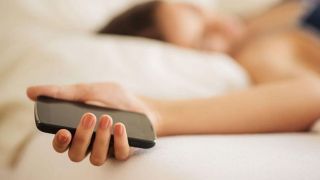 Tác hại của việc đặt điện thoại bên cạnh khi ngủ, chế độ nào giảm bức xạ tối đa của điện thoại?