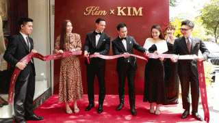 Hồ Ngọc Hà chia sẻ khoảnh khắc đáng nhớ trong buổi khai trương thương hiệu suit cao cấp của Kim Lý