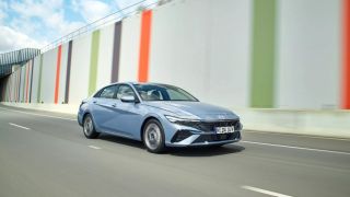 ‘Anh em sinh đôi’ của Hyundai Elantra ra mắt với giá 438 triệu đồng, đủ sức so kè Mazda3 và Kia K3