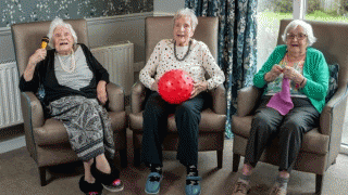 Bật mí bí quyết sống hơn 100 tuổi của 3 bà cụ: Luôn mang theo một món đồ chơi bên cạnh mình