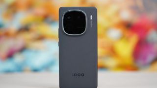 Đập hộp iQOO 12 giá rẻ bằng nửa Galaxy S23 Ultra, trang bị cực mạnh với Snapdragon 8 Gen 3, màn 144Hz, camera 64MP