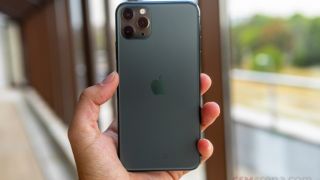 iPhone 11 Pro Max cũng ba mắt như iPhone 15 Pro Max, giá rẻ như iPhone 11 thường hút khách tháng 12