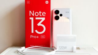 Mở hộp Xiaomi Redmi Note 13 Pro+ 5G: Thiết kế đẹp chẳng kém iPhone 15 Pro Max, tính năng xịn ngang Galaxy S23 Ultra