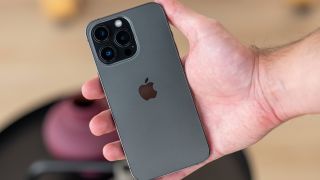 Giá iPhone 13 Pro đầu năm 2024 rẻ ngang iPhone 15 bản thường, vẫn có 3 cam xịn quay chụp lung linh