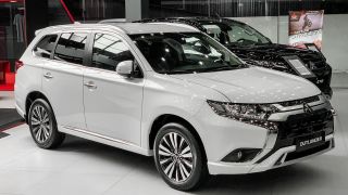 Giá lăn bánh Mitsubishi Outlander cuối tháng 1/2024: Ưu đãi tưng bừng, dồn Mazda CX-5 vào chân tường