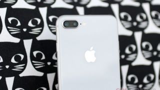 iPhone 8 Plus vẫn được dùng nhiều, đại lý Việt bán rẻ như cho, huyền thoại về sự bền bỉ của Apple