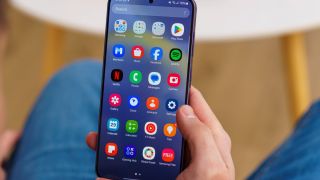 Giá đập hộp Galaxy S24 Plus giảm mạnh hơn 7 triệu giữa tháng 4, rẻ hơn nhiều iPhone 15 được lòng khách Việt