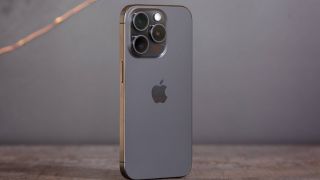 Quái vật Titan mini iPhone 15 Pro hạ giá mạnh đầu tháng 4, gây thêm khó cho Galaxy S24 Ultra