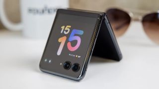 Motorola Razr 50 Ultra lộ diện: Màn hình 6,9 inch, chip Snapdragon 8s Gen 3, đối thủ đáng gờm của Galaxy Z Flip5