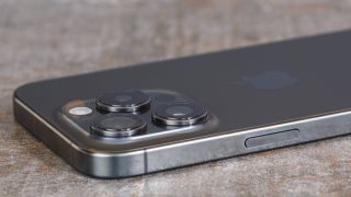 Giá iPhone 15 Pro xuống thấp kỷ lục gần 10 triệu, kém iPhone 15 Pro Max không nhiều, dễ dùng