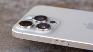 iPhone 15 Pro Max khẳng định vị thế đế vương smartphone, đã rẻ lại càng rẻ, Galaxy S24 Ultra hụt hơi