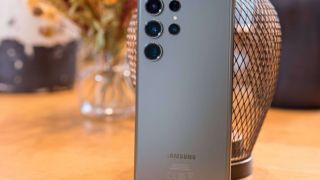 Galaxy S23 Ultra giảm tới bến tới bờ, rẻ hơn iPhone 15 Pro Max 10 triệu dù trang bị có phần áp đảo