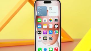 Giá đập hộp iPhone 15 tốt nhất sau 9 tháng ra mắt, bán chạy thứ 2 toàn cầu, Galaxy S24 Ultra hít bụi