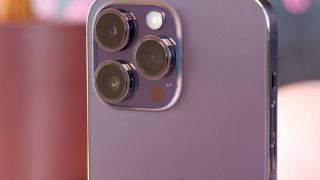iPhone 14 Pro Max vẫn còn hàng mới full box, giá đập hộp rẻ bất ngờ cho người chê iPhone 15 Pro Max