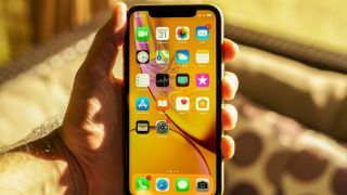 iPhone XR giảm tới bờ, tới bến chỉ hơn 4 triệu, trang bị vẫn ngon, hỗ trợ iOS mới đều, chụp ảnh đẹp