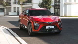 Chọn VinFast VF 7 Plus hay Toyota Corolla Cross HEV cùng giá lăn bánh hơn 1 tỷ đồng? 