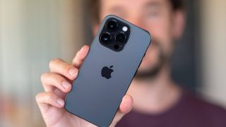 Hổ báo iPhone 14 Pro một thời hết hàng mới, hàng cũ bán ra rẻ như bèo, nhiều thứ như iPhone 15 Pro