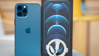 Chiến binh thép giá rẻ iPhone 12 Pro Max vẫn đỉnh nóc về thiết kế cũ nhưng mượt như Galaxy S24 Ultra