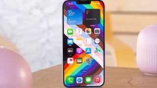 iPhone 14 Plus vững ngôi vua màn lớn giá rẻ, giảm sập sàn tháng 8, gây lo ngại cho Galaxy S24 Ultra