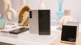 Gần 25% người dùng hệ điều hành iOS chuyển sang dòng điện thoại màn hình gập Galaxy Z của Samsung