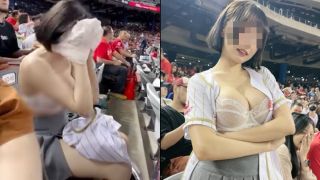 Hot girl mạng ngang nhiên cởi áo để lộ nội y bé xíu, khoe gò bồng đào giữa nơi công cộng 