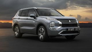 Mitsubishi Outlander 2025 ra mắt giá chỉ gần 700 triệu, chạy đua doanh số với Mazda CX-5, Honda CR-V